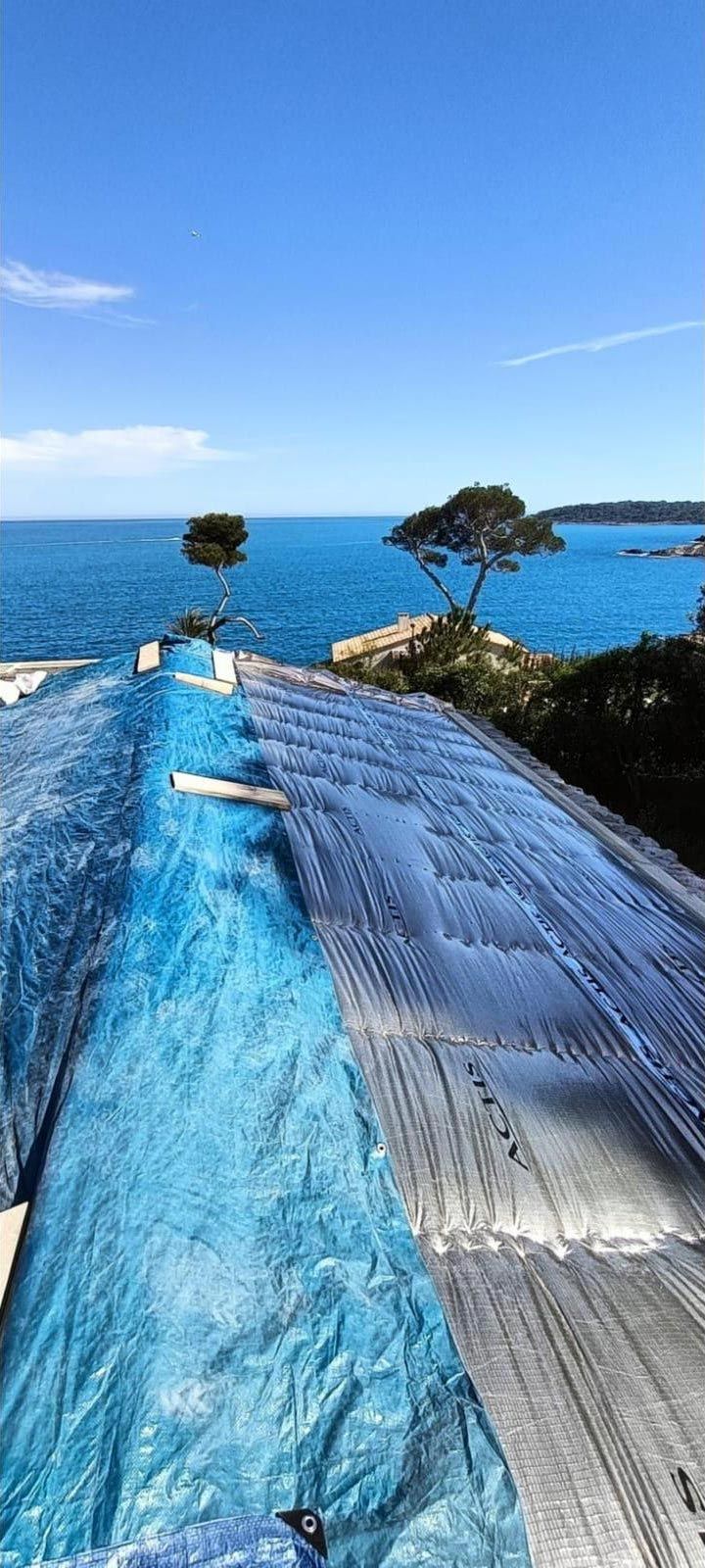 Travaux de couverture et bâchage d'un toit