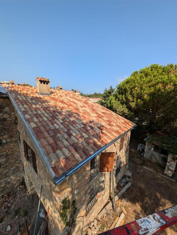 Vu de 3/4 sur une toiture