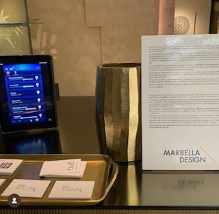 Una mesa con una tablet y un cartel que dice marbella design