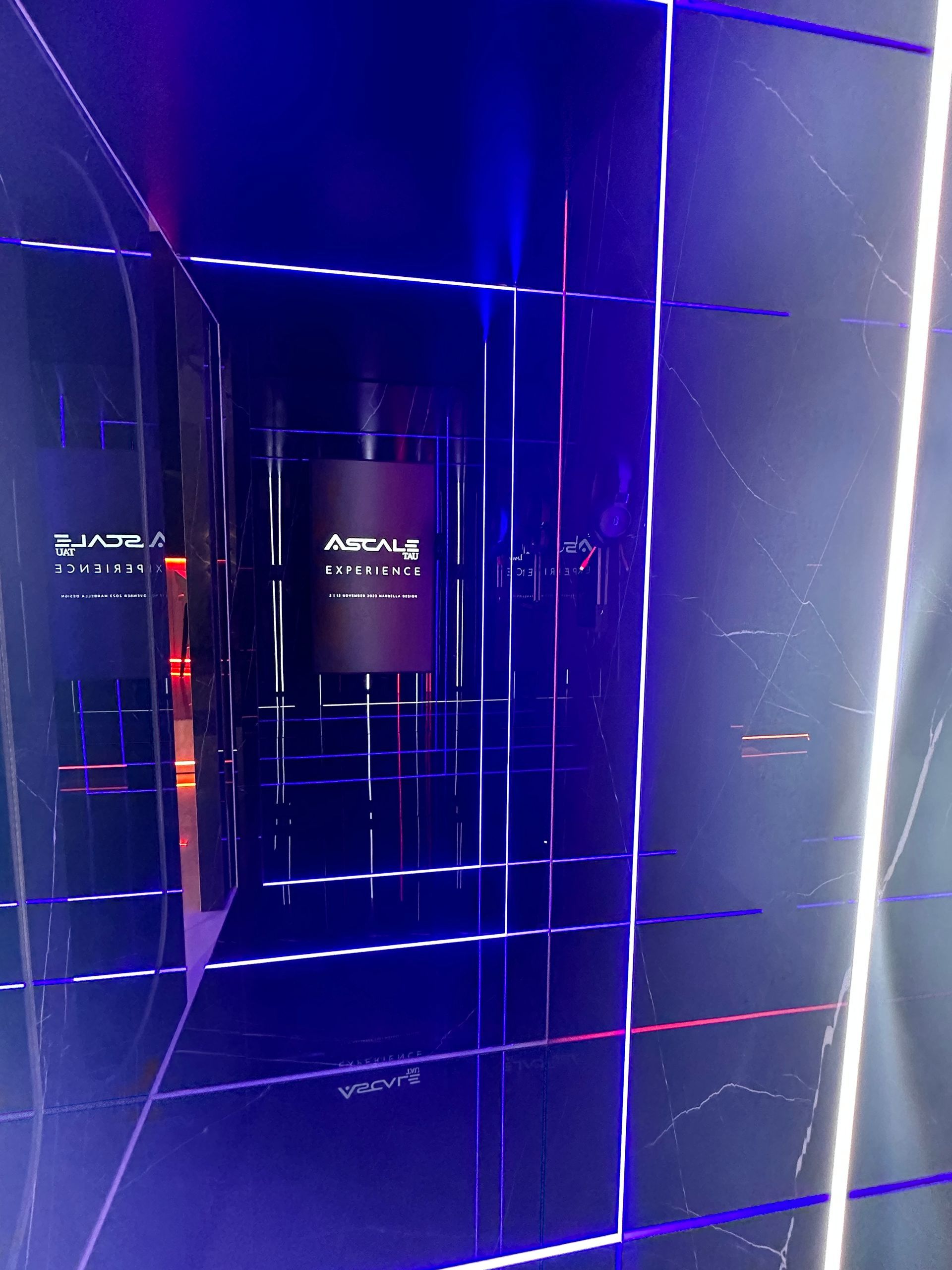 Una habitación oscura con luces violetas y un cartel en la pared.