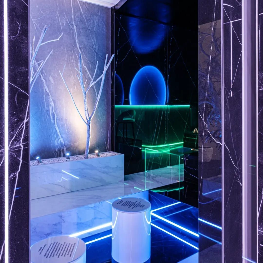 Una habitación con un árbol y un taburete dentro.