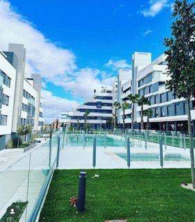 Un gran edificio con una piscina en frente.