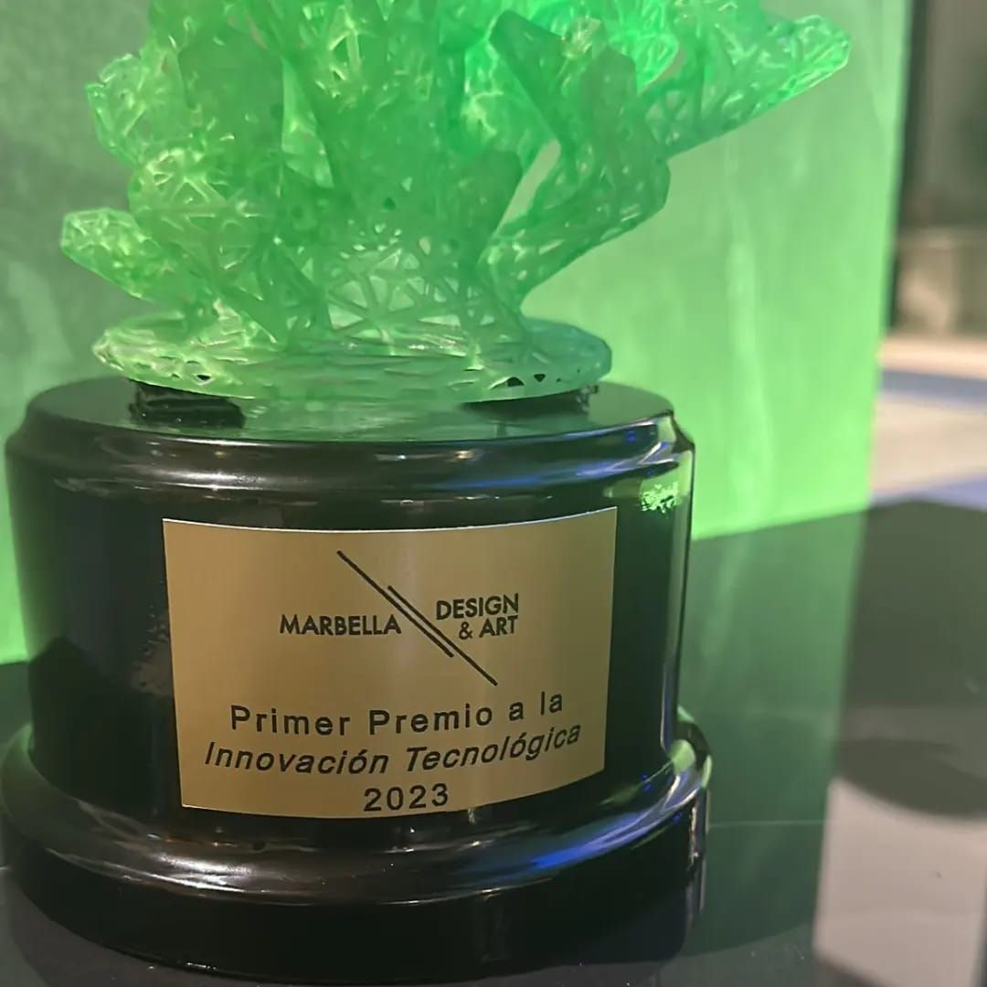 A trophy that says primer premio a la innovacion tecnologica on it
