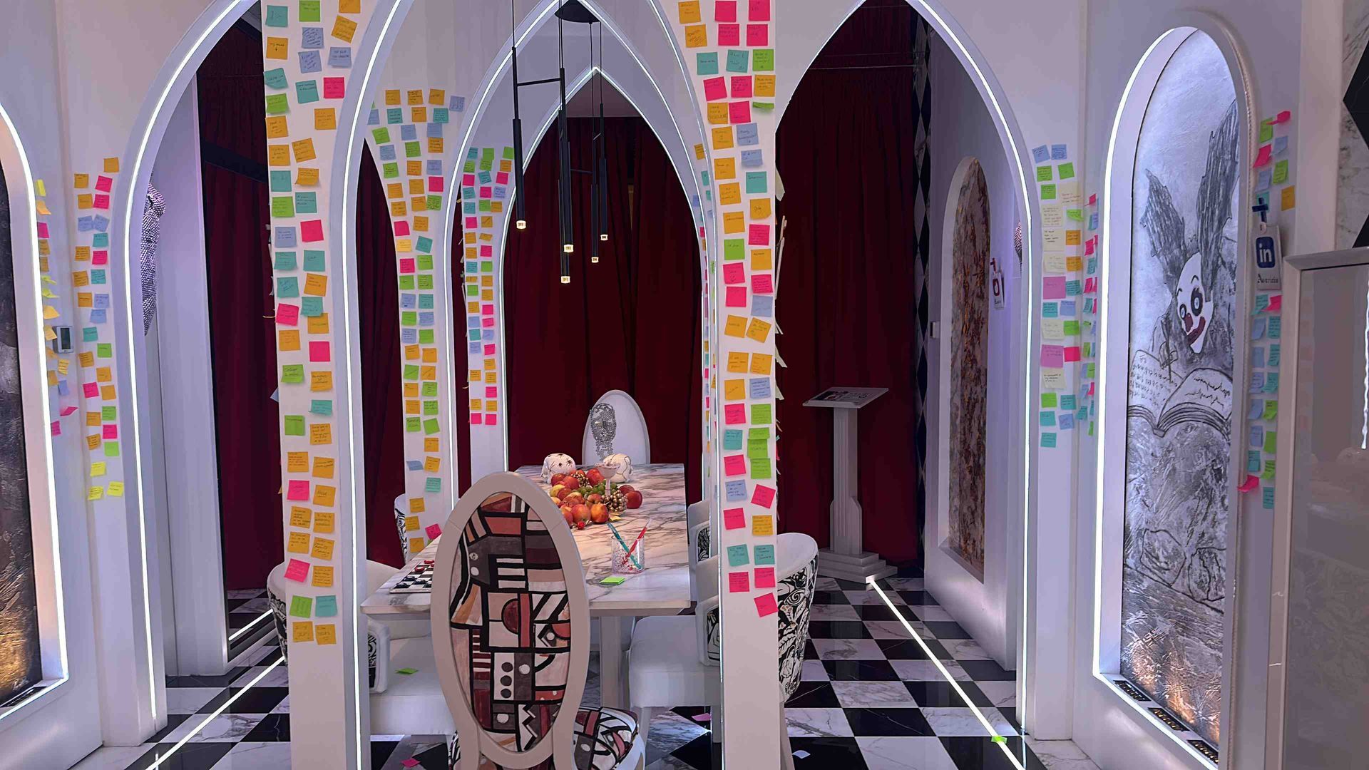 Un comedor con mesa y sillas y suelo de cuadros.