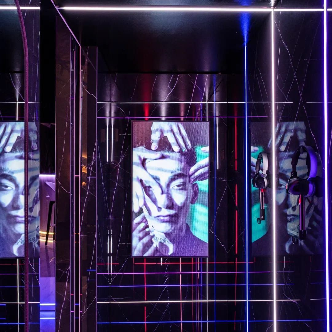 Una habitación con una pintura de la cara de un hombre en la pared.