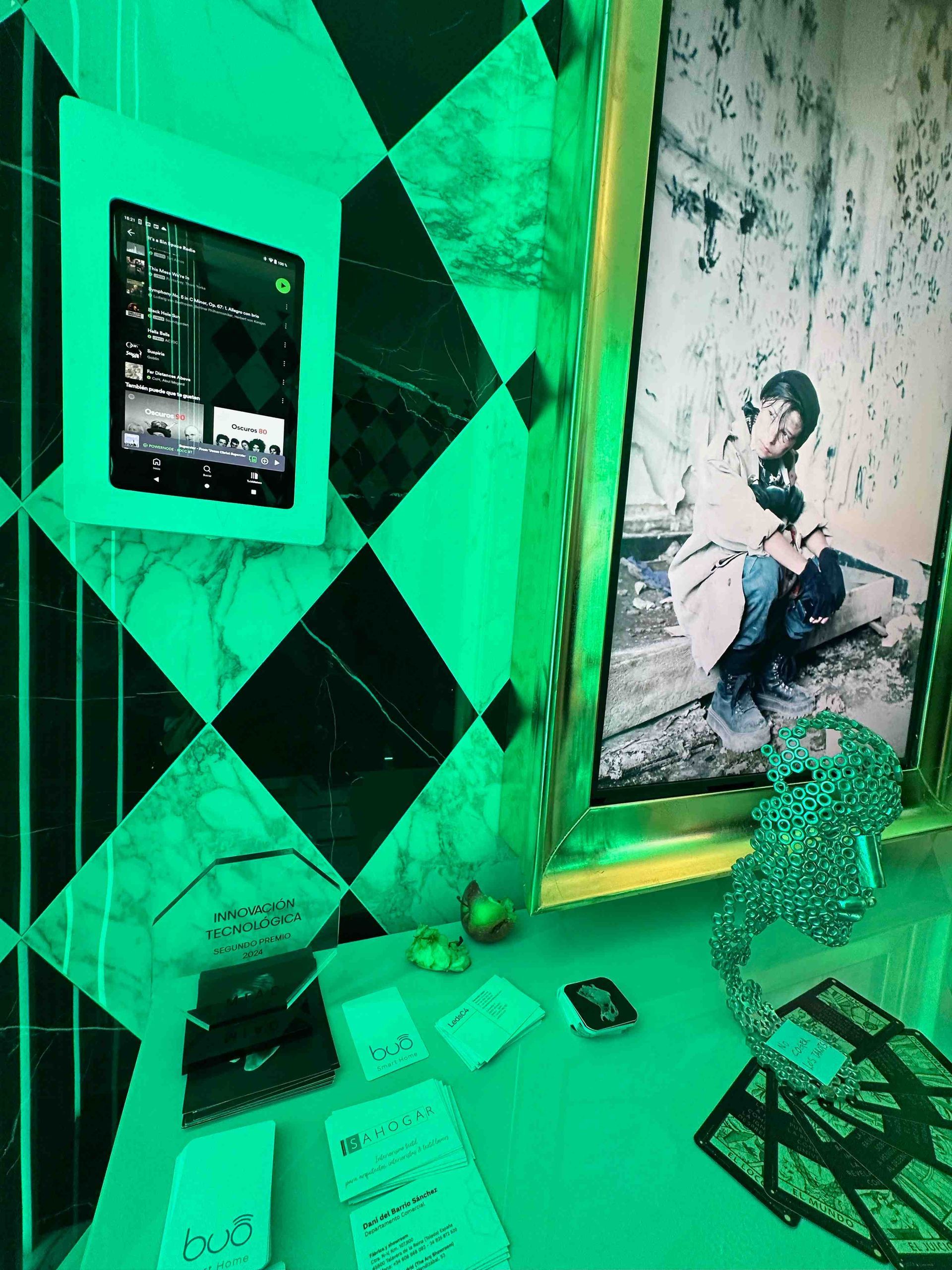 Una pared a cuadros en blanco y negro con una luz verde detrás.