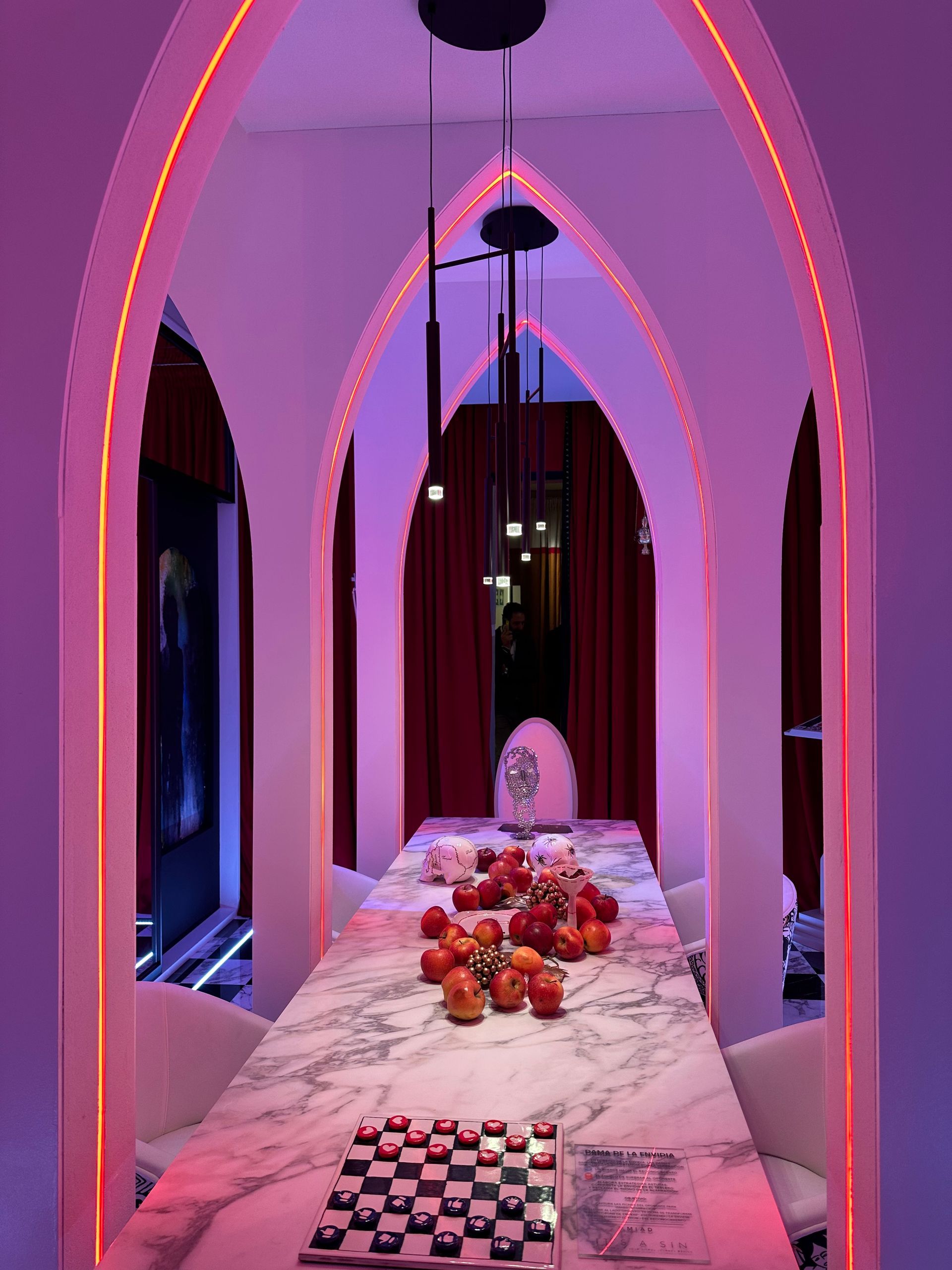 Un comedor con una mesa y sillas y un tablero de ajedrez encima.