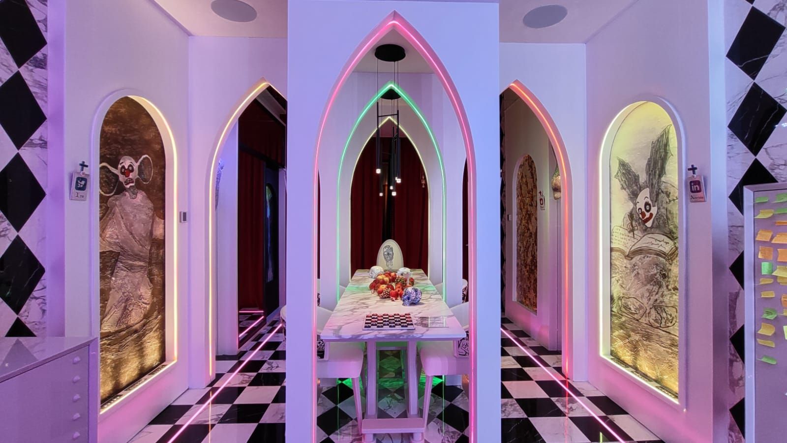 Hay una mesa en el medio de la habitación con un piso a cuadros.