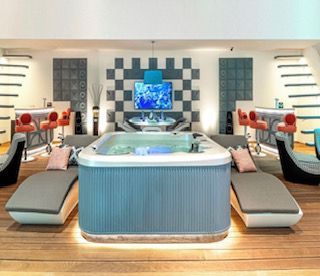 Hay un gran jacuzzi en el medio de la habitación.