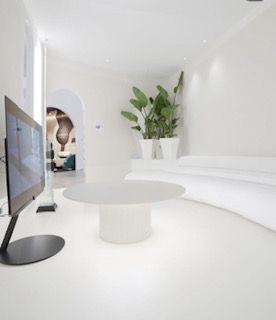 Una sala de estar con un televisor de pantalla plana y una mesa.