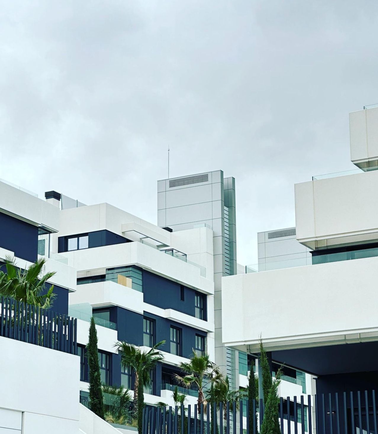 Un edificio grande con muchas ventanas y balcones.