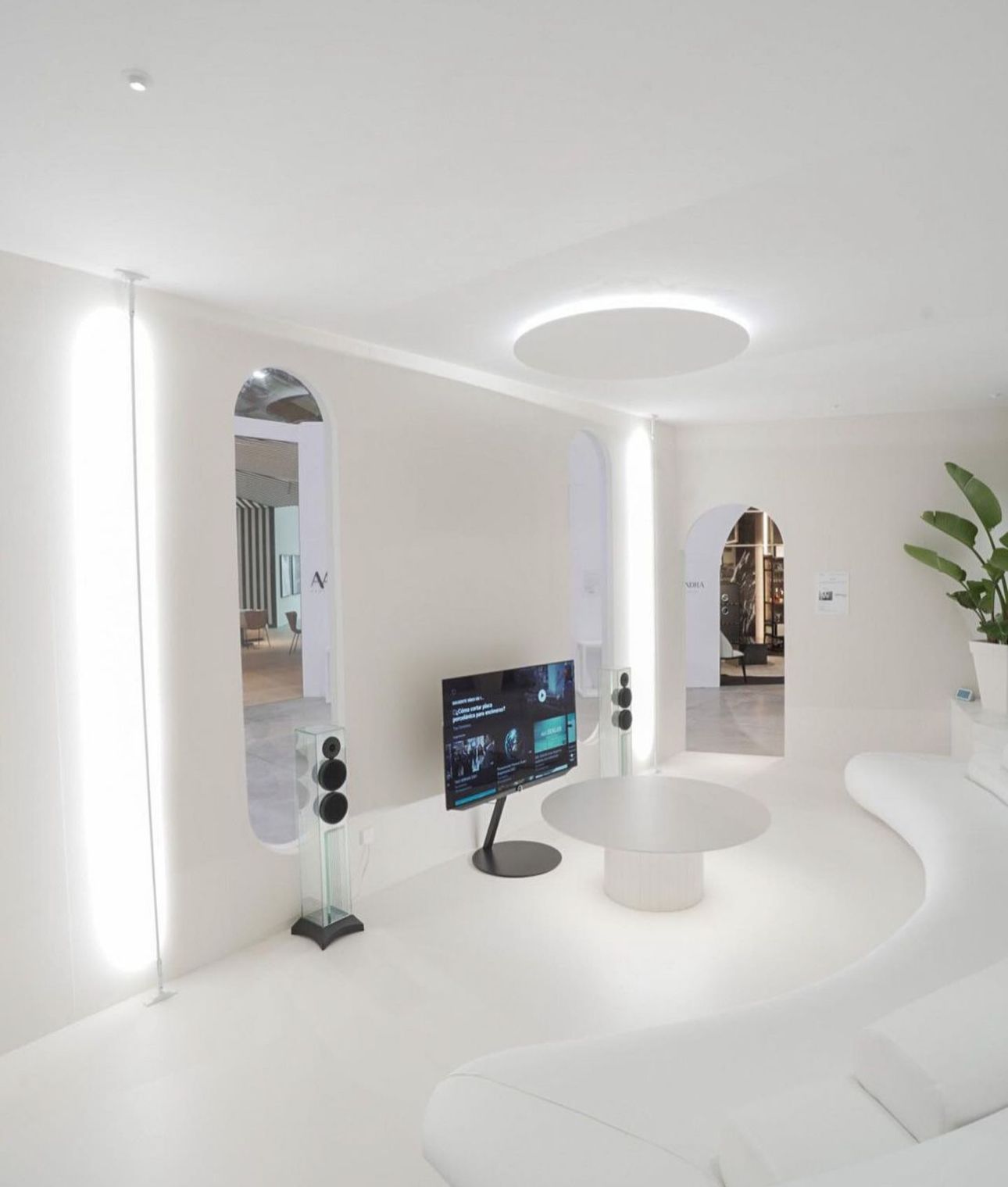 Una sala de estar con un televisor de pantalla plana sobre un soporte.