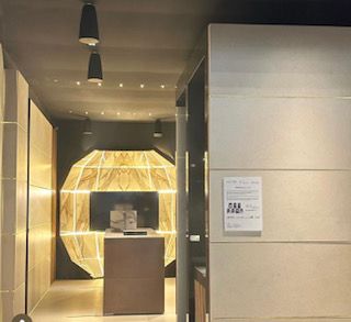 Un pasillo con una mesa y un cartel en la pared.