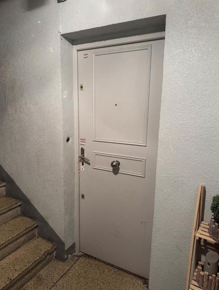 Vue sur une porte d'entrée, sur un palier