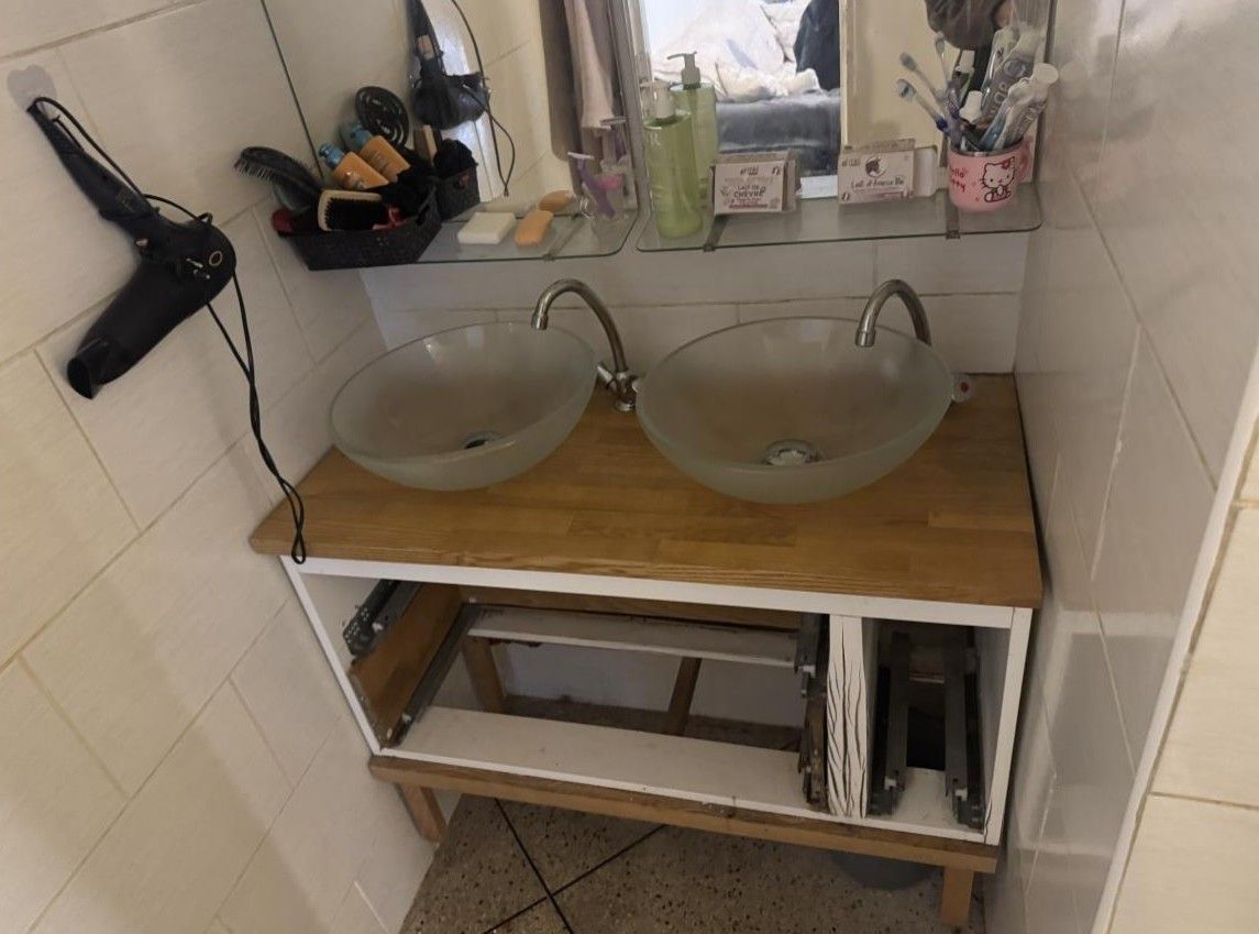 Meuble en bois avec deux vasques transparentes, grand miroir