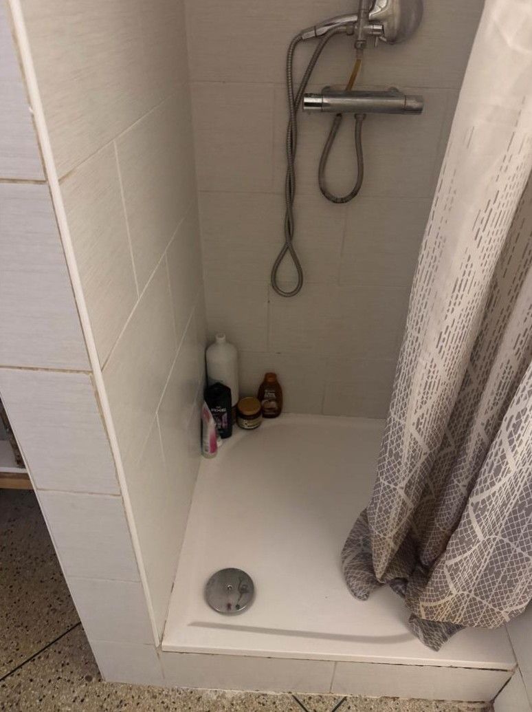 Douche carrelée avec receveur en céramique