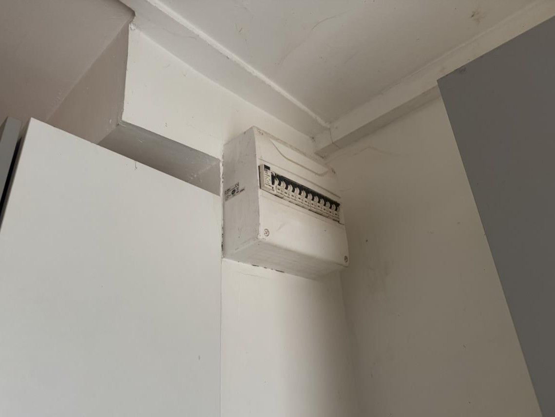 Vue sur un tableau électrique au mur