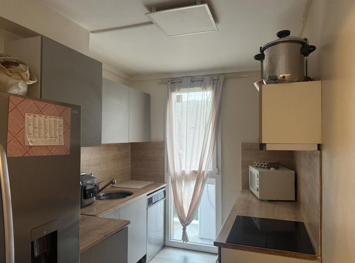 Cuisine, porte-fenêtre avec un rideau