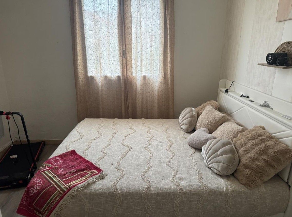 Lit avec des coussins en forme de coquillages ; couette beige