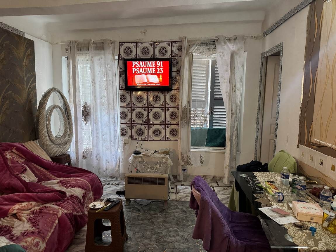 salon avec canapé et tv