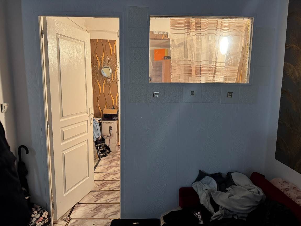 porte ouverte et lumière allumée