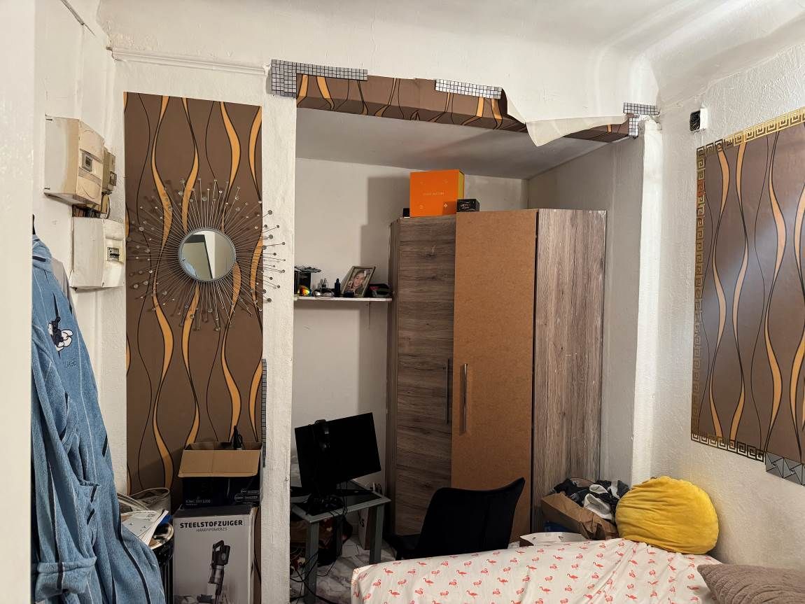 chambre avec armoire