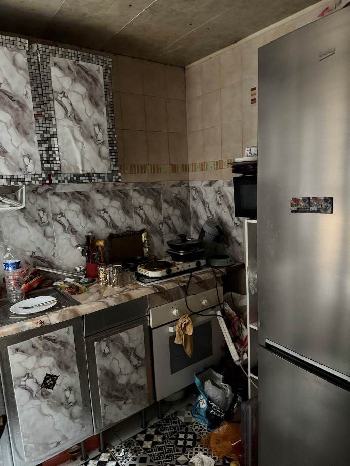frigo et cuisine aménagée