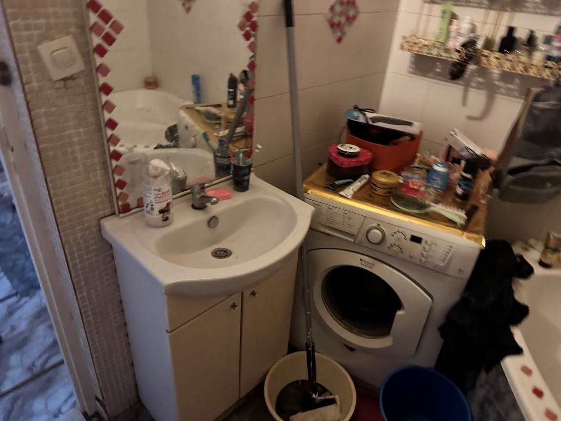 salle de bain avec machine à laver