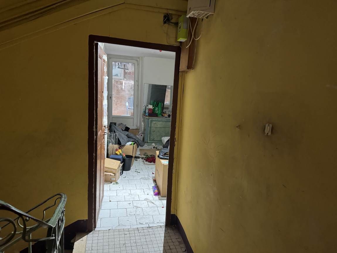 palier d'immeuble avec porte d'appartement