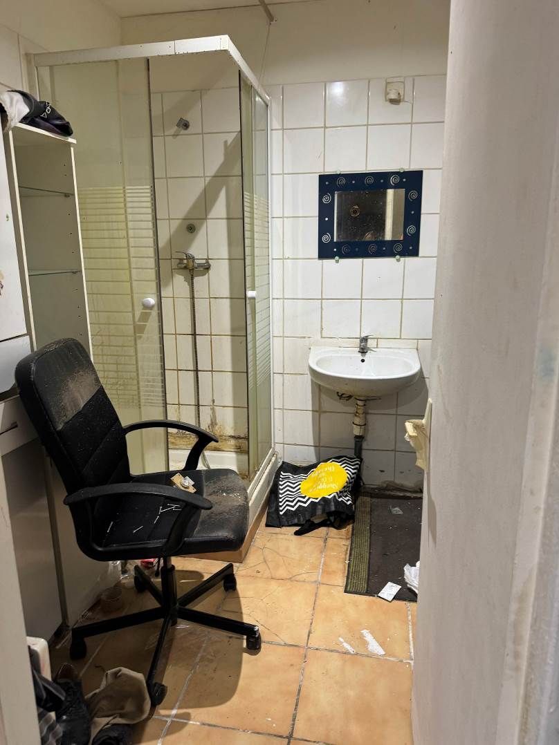 salle de bain carrelée avec cabine de douche