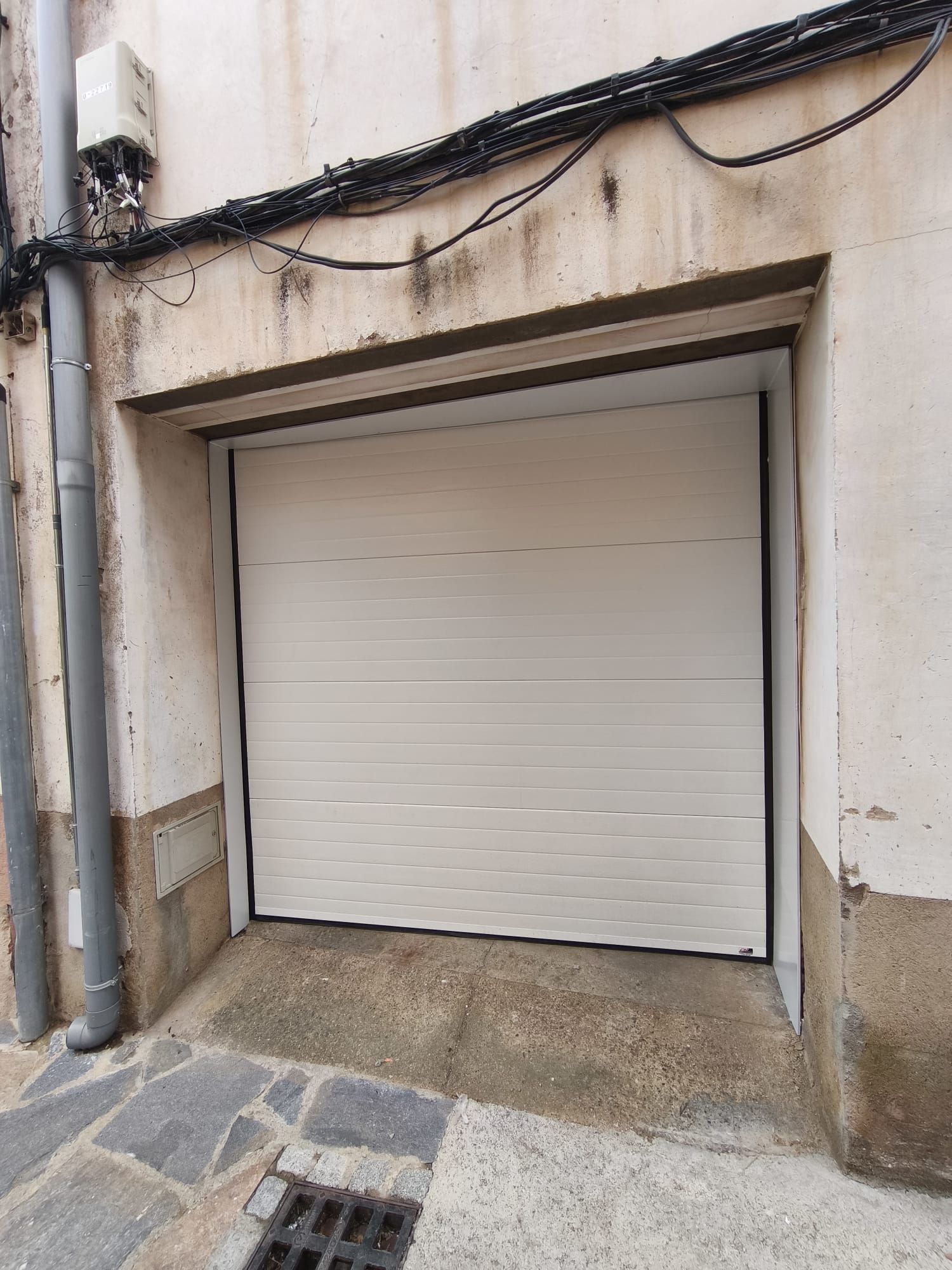 Una puerta de garaje con una luz colgando del techo.