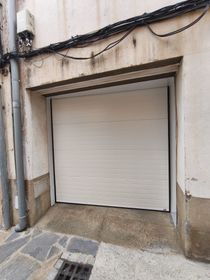 Una puerta de garaje con una luz colgando del techo.