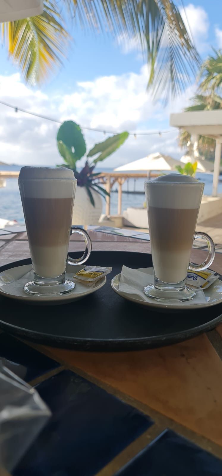 Twee kopjes koffie staan ​​op een dienblad op tafel.