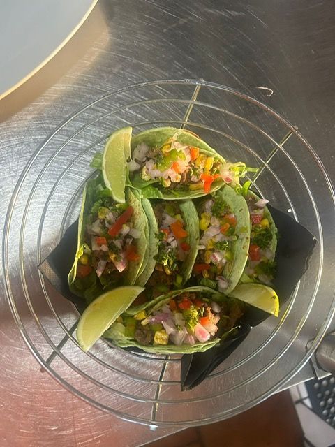 Een close-up van een bord eten op een tafel.