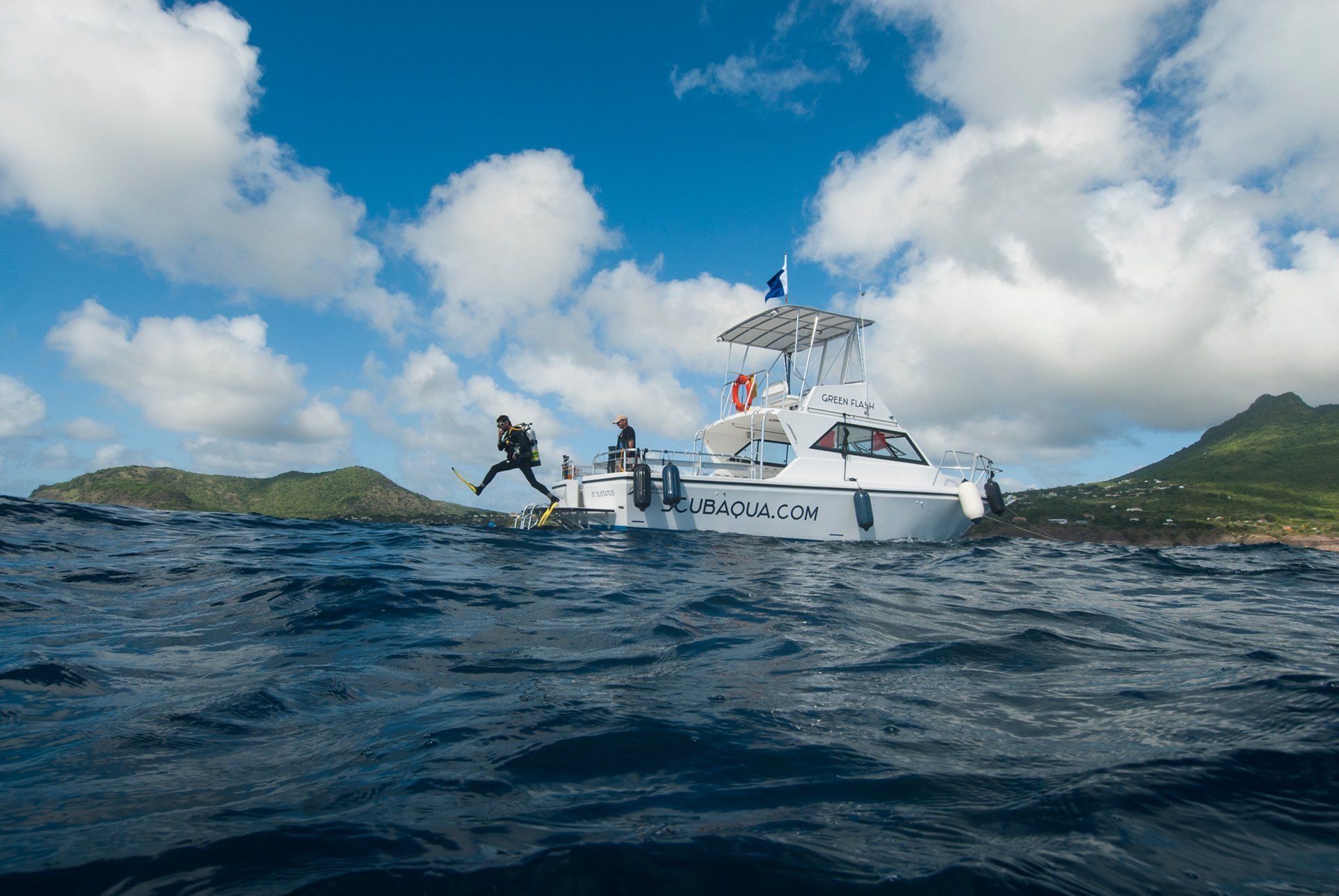 Een boot drijft op een watermassa.