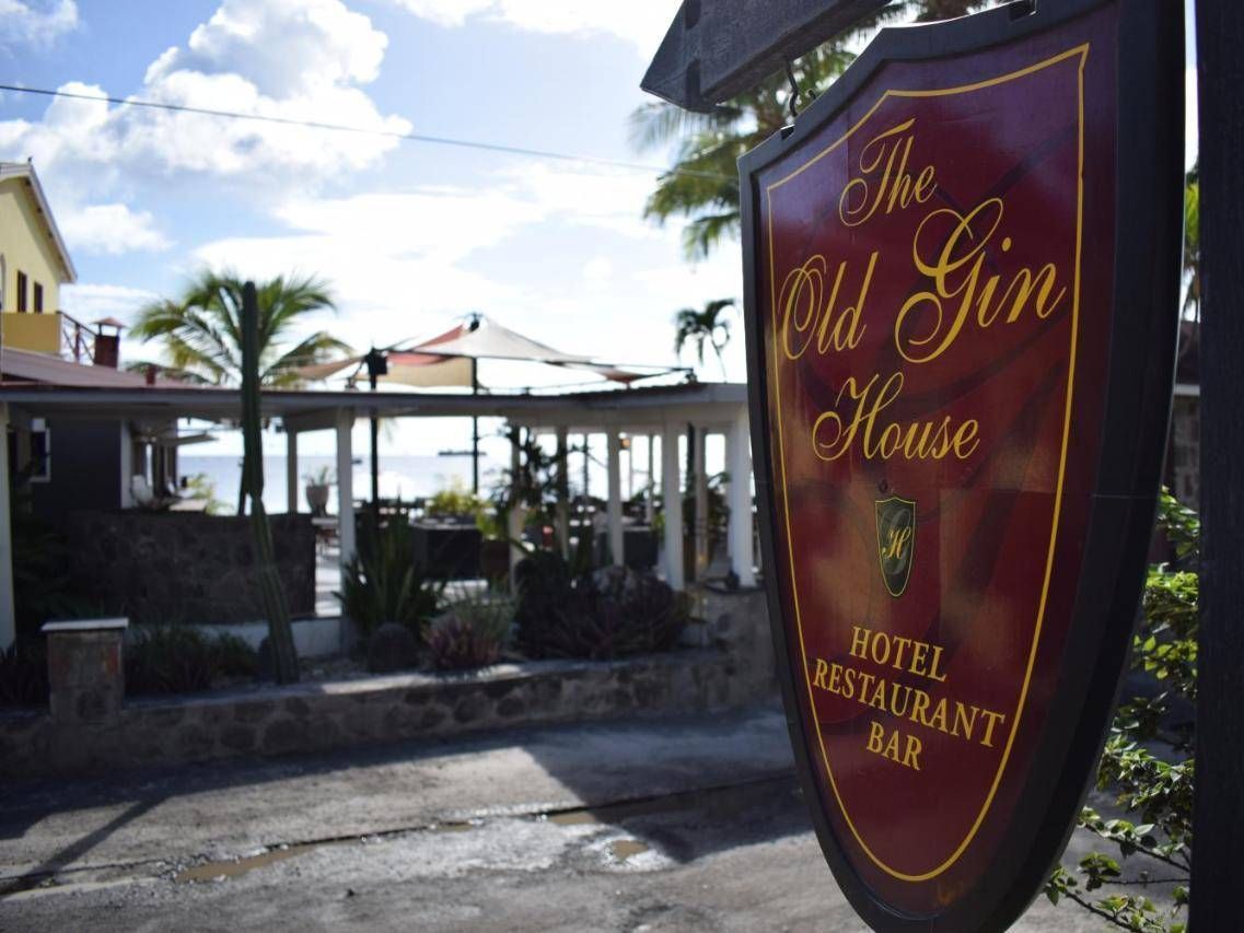 Een bord voor de oude gin house hotel restaurant bar