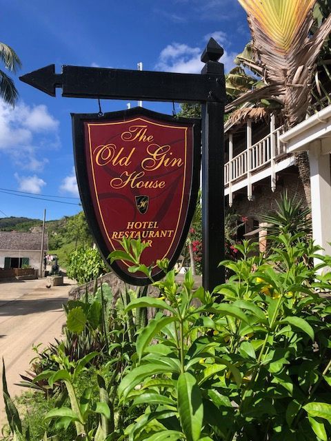 Een bord voor het oude gin house hotel restaurant