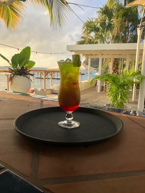 Een drankje in een hoog glas op een dienblad op een tafel