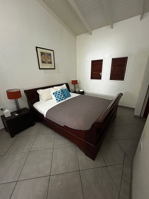 Een slaapkamer met een groot bed en twee nachtkastjes