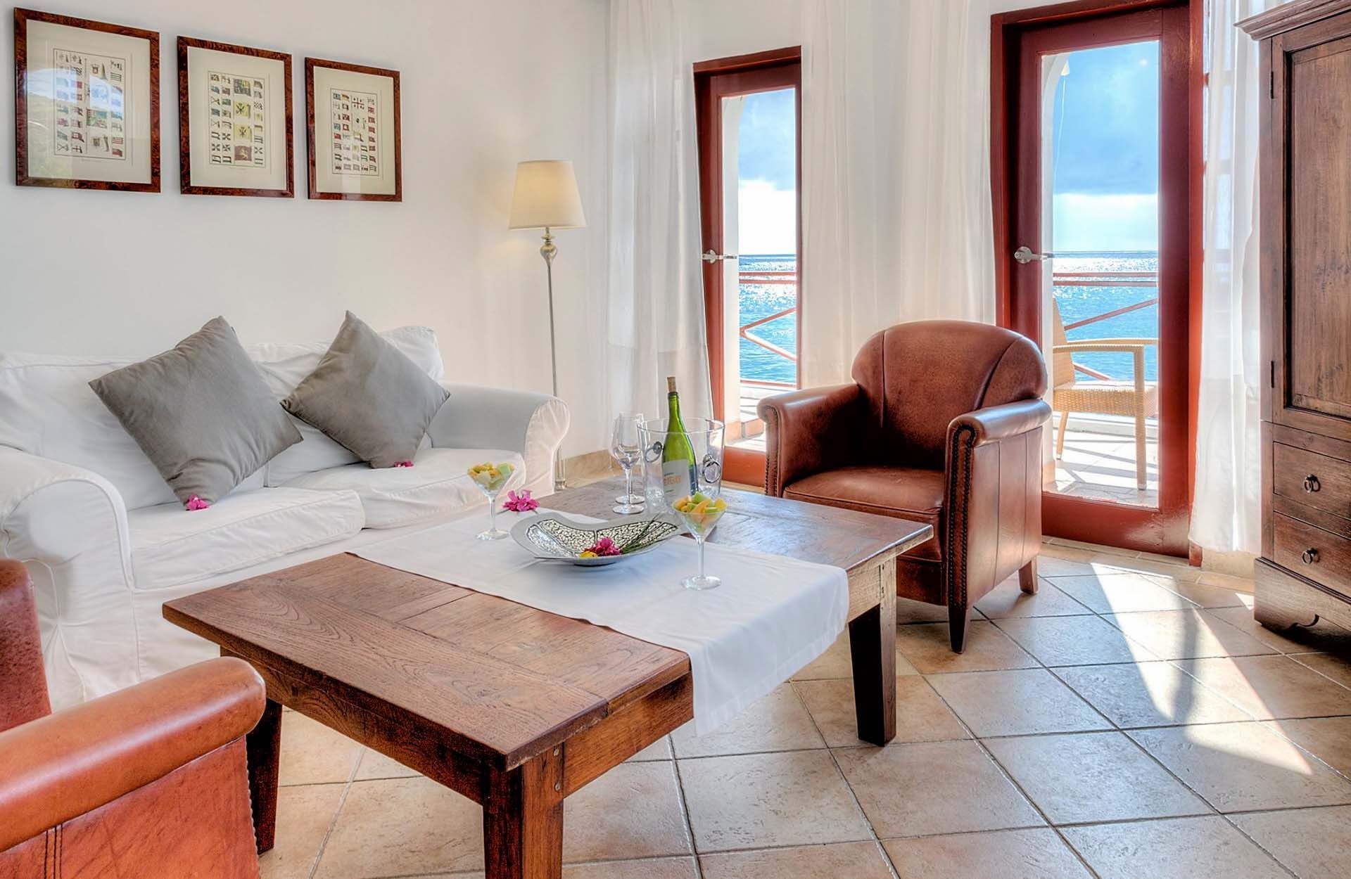 Een woonkamer met een bank, een stoel en een salontafel