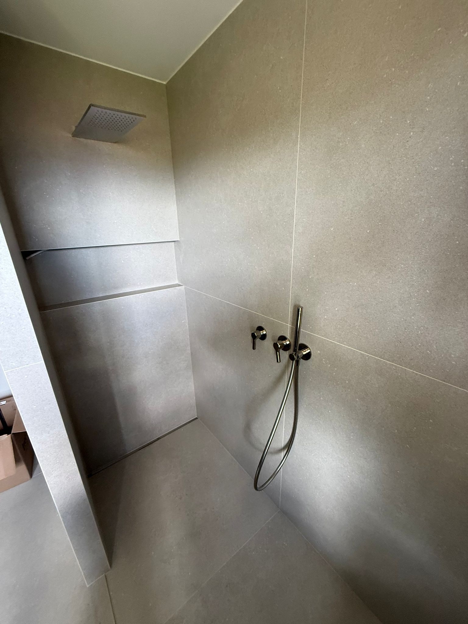 Salle de bains moderne aux tons neutres