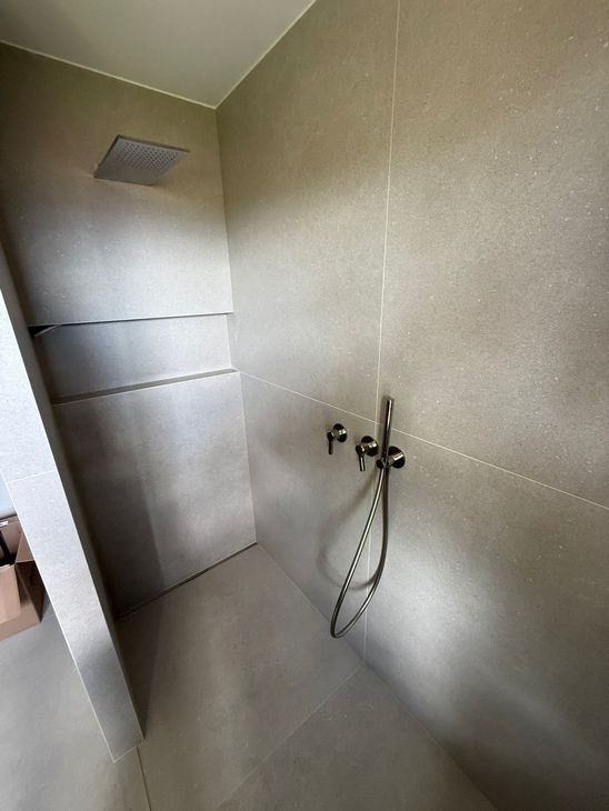 Salle de bains moderne aux tons neutres