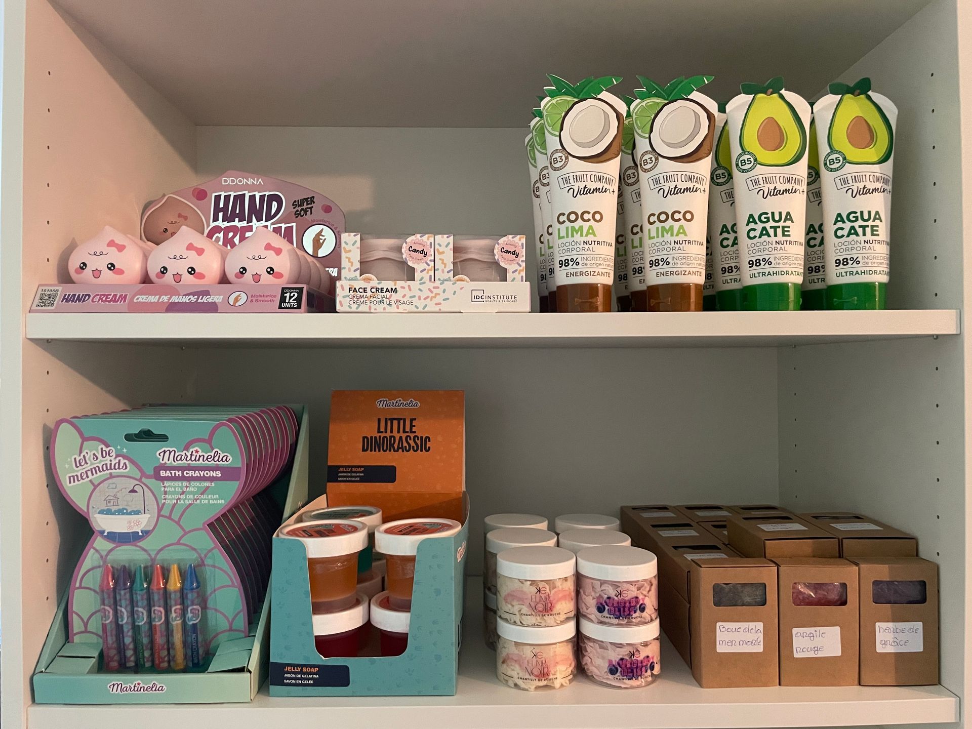 Étagères de produits cosmétiques et de soins de la peau assortis dans une vitrine