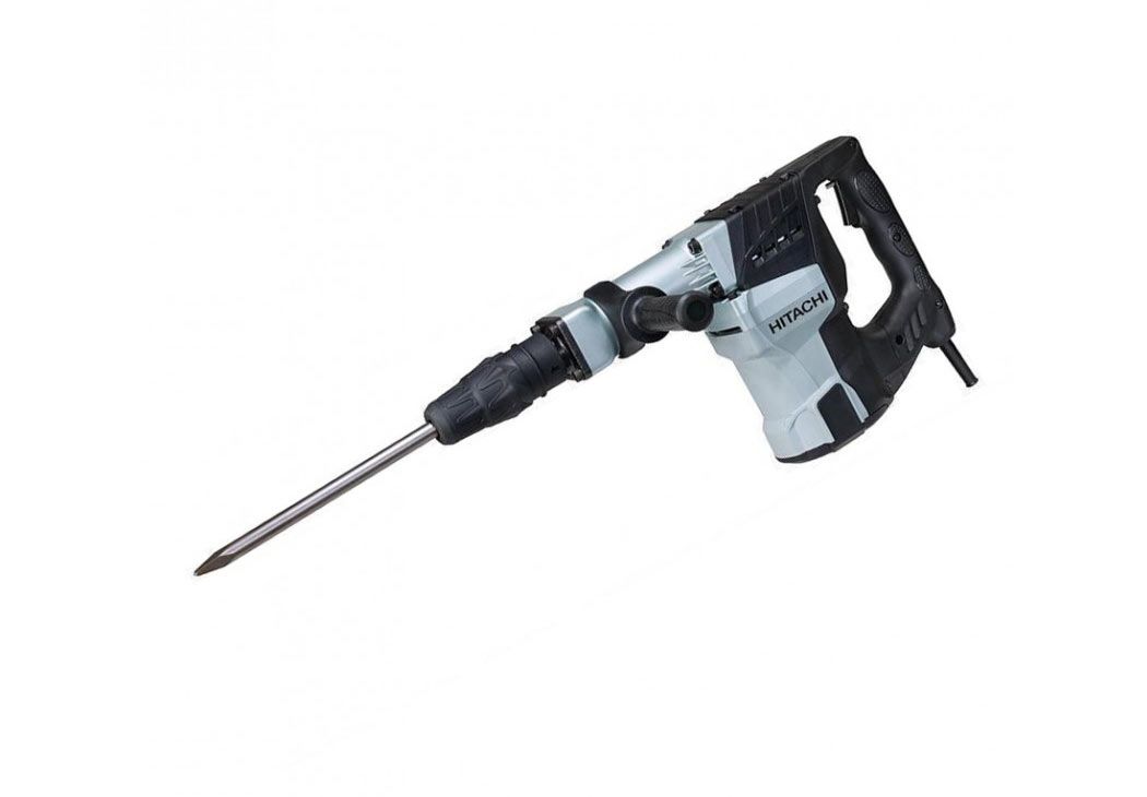 Un martillo con mango largo sobre un fondo blanco.