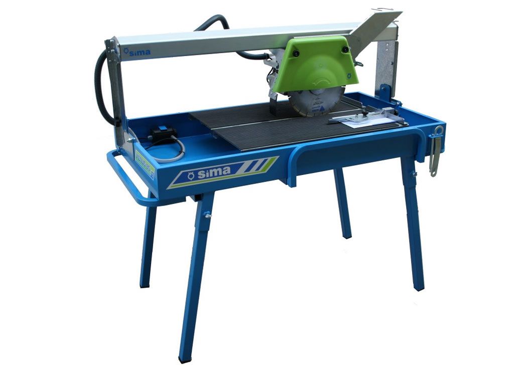 Una sierra circular está encima de una mesa azul.