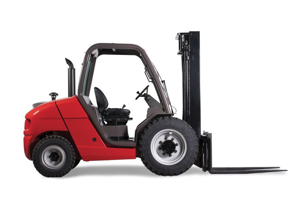 Una carretilla elevadora roja está sentada sobre un fondo blanco.