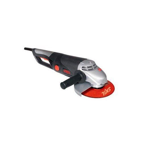 Se muestra una amoladora angular Skil sobre un fondo blanco.