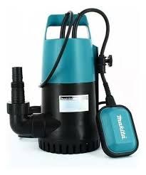 Una bomba de agua sumergible Makita está colocada sobre una superficie blanca.