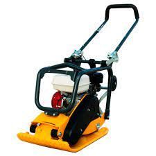 Un compactador de color amarillo y negro con un mango sobre un fondo blanco.