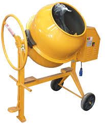 Una hormigonera amarilla con un volante sobre un fondo blanco.